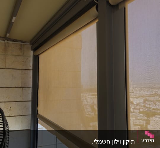 תריסים חיצוניים במרפסת עם נוף עירוני